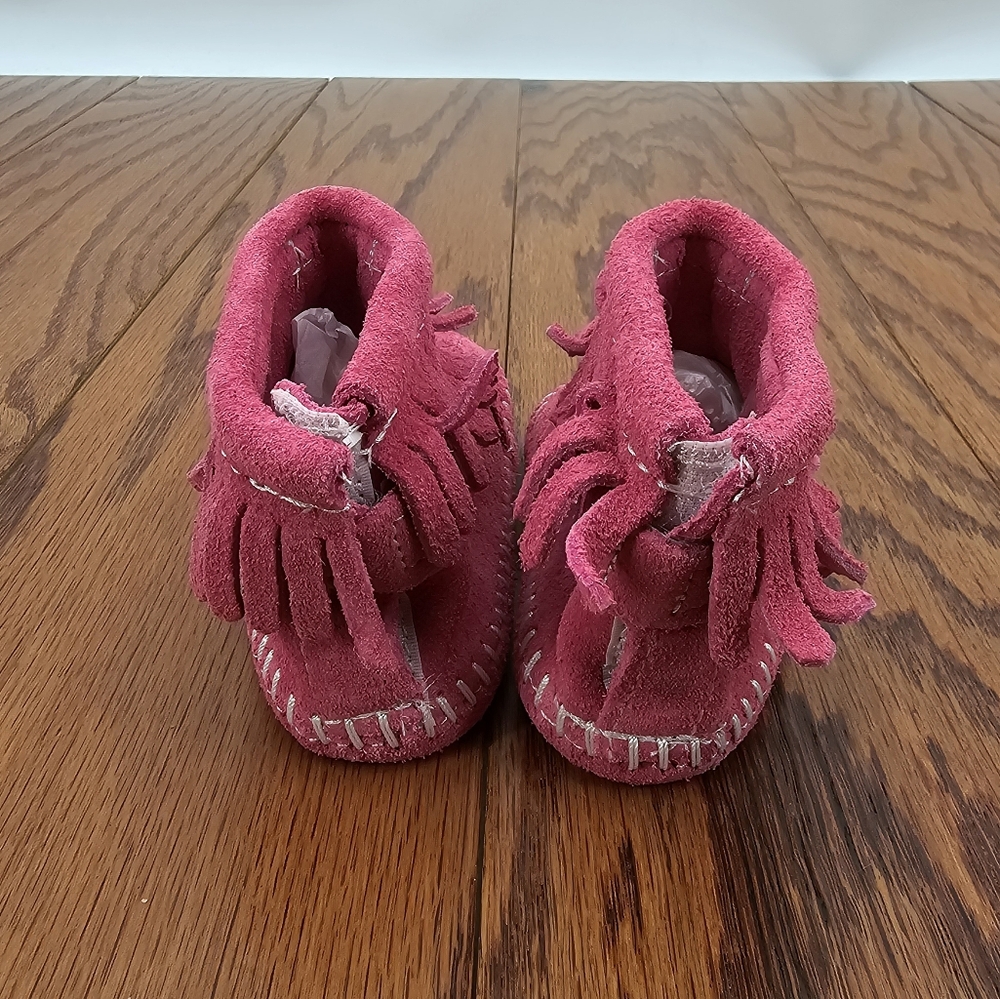 Minnetoka Musk Pink Fringe Infant Moccasins - Picture 4 of 6